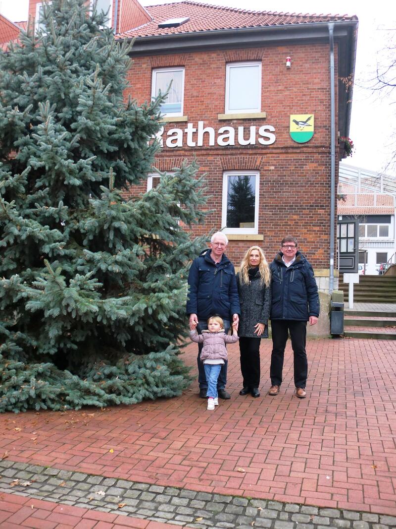 Familie Ringleb/Dormeier vor dem Weihnachtsbaum 2021