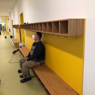 Aufbau der Garderoben für die Klassenräume