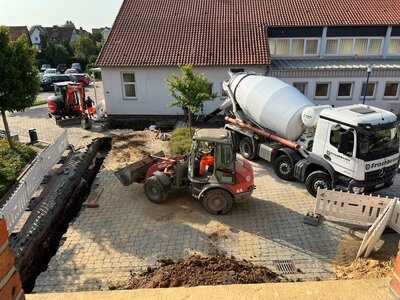 Neue W�rmepumpe f�r Rathaus und Turnhalle Jahnstra�e, Foto Bauarbeiten hinter dem Rathaus