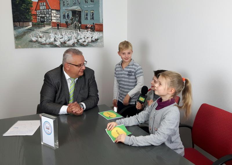 Kinder interviewen Bürgermeister