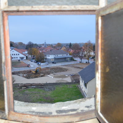 Blick durch das Kirchenfenster, Beginn Tiefbau sOfA, 04.11.2016